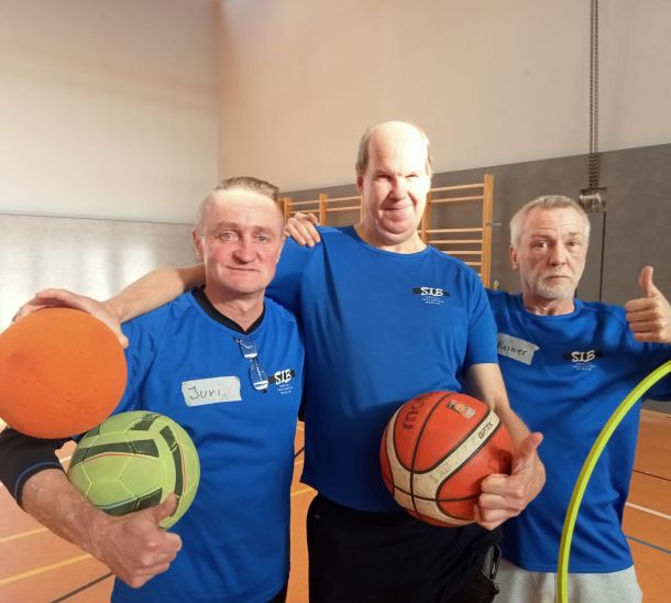 Foto von drei Teilnehmer_Social Inclusion Berlin_SIB_Ausbildung Inklusive Sportassistenz 2023-11-19